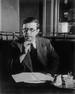 Jean-Paul Sartre au café de Flore avec une cigarette